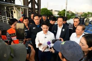 3 รมต.ลูกเทพ ขนทีมลง”ปทุมธานี”เร่งระบายน้ำคลองรังสิต-มอบถุงยังชีพ