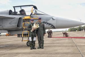 ในหลวงทอดพระเนตร พระราชินีทรงฝึกบินเดี่ยว Gripen เป็นครั้งแรก พระราชทานช่อดอกไม้เป็นกำลังใจ
