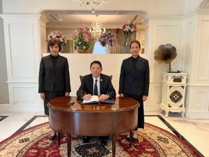 ผู้แทนโตโยต้า มอเตอร์ ประเทศไทย ถวายแจกันดอกไม้และลงนามถวายพระพร พระองค์เจ้าสิริภาจุฑาภรณ์