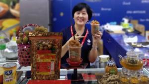 “ไร่ดำรงค์” แปรรูปน้ำลำไยสกัดเข้มข้นพร้อมเนื้อ” เชฟทั้งไทยและเทศสนใจ  ประเดิมสิงคโปร์ "น้ำลำไยเกล็ดหิมะ"