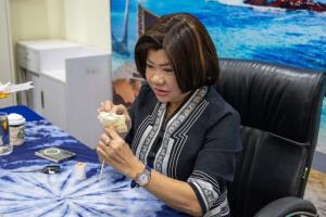 ผู้ว่าฯ ตราด นำหน่วยงาน-เครือข่ายสตรี เร่งทำดอกไม้จันทน์ ตั้งเป้า 156,000 ดอก ขณะที่ระยองเดินหน้าผลิต 301,200 ดอก ถวายความอาลัยสมเด็จพระนางเจ้าสิริกิติ์ฯ