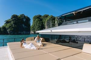 ความหรูหราเหนือระดับกลางอันดามัน กับแพคเกจล่องเรือ “Exclusive Shared Voyages” บน “PISCES” คาตามารันหรูบนเกาะภูเก็ต