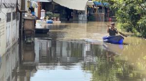 น้ำยังท่วมสูงชุมชนเกาะเรียน อยุธยา ชาวบ้านพายเรือเข้าออก เผย 3 วันน้ำเพิ่มเกือบ 2 เมตร