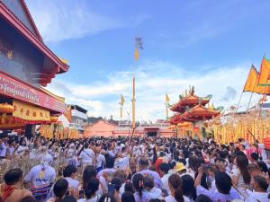 เริ่มแล้ว!  ประเพณีถือศีลกินผัก ภูเก็ต  ศาลเจ้ากว่า 40 แห่ง  ประกอบพิธียกเสาโกเต้ง ชาวภูเก็ตและนักท่องเที่ยวเข้าร่วมคึกคัก