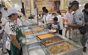 ชาวโคราชกินเจเน้นประหยัด หลังผักแพง-น้ำมันขึ้นราคาไม่หยุด มูลนิธิสว่างเมตตาฯจัดบริการอาหารเจฟรีวันละ 3 มื้อ