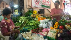 เทศกาลกินเจเบตง ผักวัตถุดิบพุ่งร้านอาหารยังตรึงราคาเดิมแบกต้นทุนช่วยผู้บริโภคแม้น้ำท่วมกระทบผลผลิต
