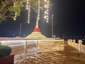 เจ้าพระยาเอ่อล้นท่วม "วัดปรมัยยิกาวาส" เกาะเกร็ด จมลานริมน้ำรอบ “เจดีย์เอียง”