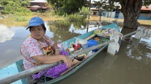 อยุธยาน้ำท่วมบางประแดงสูง 2 เมตร! ป้าวัย 64 พายเรือขายส้มตำสู้ชีวิต รายได้วันละ 300-400 บาท ผู้เช่าหอผวาชวดเยียวยา