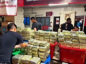 ตร.สืบภาค5บุกค้นหอพักเชียงใหม่ตรวจยึดไอซ์287กิโลกรัม-เจ้าของห้องเมียนมาร์ไหวตัวหลบหนีไปได้