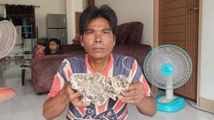 ชาวประมงแม่กลองพบวัตถุปริศนาคล้าย “อ้วกปลาวาฬ” หนัก 6 ขีด ลนไฟละลายคล้ายเทียนไข เตรียมส่งผู้เชี่ยวชาญพิสูจน์