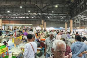 ตลาดเช้าเมืองพังงาสุดคึกคัก ประชาชนแห่ซื้ออาหาร-ขนมเดือนสิบ เตรียมทำบุญวันส่งตายายสารทเดือนสิบ