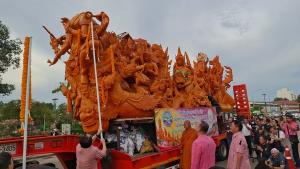 ต้นเทียนพรรษาจังหวัดอุบลฯ เข้าร่วมอวดโฉมงานชักพระสุราษฏร์ธานี