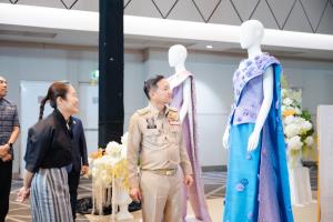 กระทรวงมหาดไทย เปิดตัวสมุดภาพ “นารีรัตน์หัตถศิลป์” สมุดภาพประวัติศาสตร์เฉลิมพระเกียรติ 40 พรรษา ถ่ายทอดพระวิสัยทัศน์การสืบสานผ้าไทย จากภูมิปัญญาท้องถิ่น สู่หัตถศิลป์ร่วมสมัยและความยั่งยืน