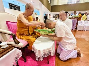 สมาคมพ่อตัวอย่างแห่งชาติ จัดอุปสมบทหมู่ "48 รูป" ปลงผมรับผ้าไตรพระราชทาน ถวายพระราชกุศล "ร.9-พระพันปีหลวง-เจ้าฟ้าพัชรกิติยาภา"