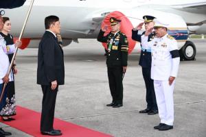 ในหลวง-พระราชินีเสด็จพระราชดำเนินถึงท่าอากาศยานหาดใหญ่ เพื่อทรงปฏิบัติพระราชกรณียกิจ ณ จังหวัดปัตตานี