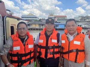 ปปร.28 ล่องเรือช่วยชาวนนทบุรี แจกถุงยังชีพ–ให้กำลังใจผู้ประสบภัยน้ำท่วม