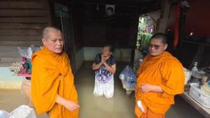 พระไม่ทิ้งโยม เจ้าคณะอำเภอไทรน้อย นำจิตอาสาล่องเรือลุยน้ำท่วมเกาะเกร็ด แจกสิ่งของบรรเทาทุกข์