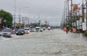 ฝนถล่มกาญจน์! น้ำท่วมหลายเส้นทาง รถเล็กผ่านไม่ได้ ตำรวจเร่งระบายจราจร เตือนระวังไฟรั่ว