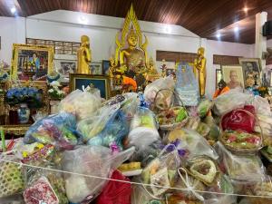ชาวนครฯ ร่วมพิธีส่งตายายวันสารทเดือนสิบแน่นวัด