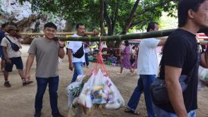 ชาวกระโสม จ.พังงา สืบสานประเพณี "แห่ช่อเข้าวัด" ทำบุญวันส่งตายายสารทเดือนสิบ อุทิศบุญกุศลให้บรรพบุรุษ