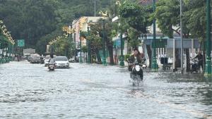 ฝนถล่มเพชรบุรี 6 ชั่วโมง น้ำท่วมเมืองหลายจุด! 3 ทางลอดรถผ่านไม่ได้ เทศบาลเร่งสูบน้ำช่วยประชาชน