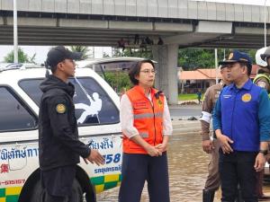 ผู้ว่าฯ กาญจนบุรี ลงพื้นที่แยกวังสารภี เร่งระบายน้ำท่วมขัง สั่งอำนวยความสะดวกการจราจร