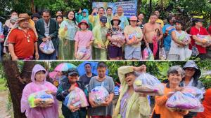 “เมฆินทร์” นำทีมประชาธิปัตย์ฝ่าสายฝน มอบถุงยังชีพช่วยชาวกาญจนบุรี ย้ำความเดือดร้อนประชาชนรอไม่ได้