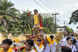 ชาวภูเก็ตร่วมสืบสานประเพณีถือศีลกินผัก ร่วมรับพระ ศาลเจ้าสะปำ-บางคู คึกคัก ด้านม้าทรงแสดงอิทธิฤทธิ์ใช้อาวุธทิ่มแทงร่างกาย