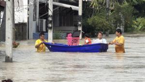 บางเค็มน้ำยังสูง–ไหลเชี่ยว กระทบกว่า 200 หลังคาเรือน ชาวบ้านผูกเชือกเกาะเดินเข้าหมู่บ้าน
