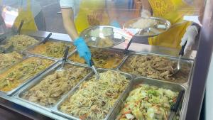 12 ชาวไต้หวันบินลัดฟ้าช่วยโรงทาน “มูลนิธิสว่างขอนแก่นฯ” ตำส้มตำเจแจกฟรี คนแห่หิ้วปิ่นโตรับวันละหลายพัน