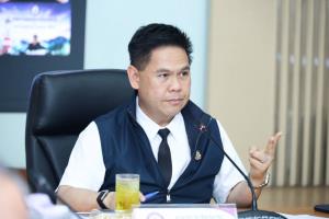 สอจ.ปราจีนบุรีเร่งเก็บกู้คราบน้ำมันรั่วไหลน้ำท่วมที่ปราจีนฯ สั่งยึดอายัดเครื่องจักรฯอีก 1รง.