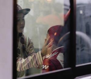 “ชมพู่” โพสต์ภาพ ”น้องพายุ” ร้องไห้หนักหลังชวดรับถ้วยรางวัล ประกาศพร้อมปกป้องลูกชายเต็มที่