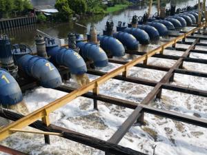 เร่งสูบน้ำคลองรังสิตลงเจ้าพระยา พบฟองขาว–คราบดำลอยเกลื่อน น้ำดำคล้ำส่งกลิ่นเหม็น ชาวบ้านเผยระดับน้ำเพิ่มเกือบ 1 เมตร