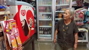 แซะแรง! ป้าวัย 74 ปีเปิดร้านชำสู้ชีวิตกลางน้ำท่วมเกาะเกร็ด ตัดพ้อบอกเอาอยู่ แต่คนที่อยู่กับน้ำคือป้า