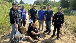 ตำรวจหนองคายรวบคู่รักหนีคดีไล่ดวลปืนหวังจะนั่งเรือข้ามโขงซุกฝั่งลาว
