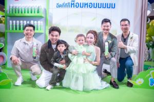 ห้างแตกของจริง! ‘โซล-โมเน่’ ควง ‘แม่เม’ เปิดตัวพรีเซนเตอร์ Kleansy ปล่อยดาเมจความน่ารักฟันน้ำนม หอมฟุ้งจนใจฟูทั้งงาน