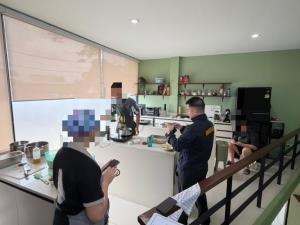 ตม.6 บุกจับสาวโปรตุเกสคาครัวร้านอาหารภูเก็ต พบ Overstay นาน 1,807 วัน เกือบ 5 ปี