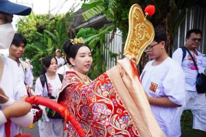 “องค์หญิงพัดเหล็ก” ร่วมขบวนแห่พระรอบเมืองศาลเจ้าท่าเรือ ประชาชนรอต้อนรับล้นหลาม