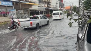 ฝนถล่มอ่างทอง! น้ำท่วมขังทั้งเมืองสูง 20-50 ซม. เทศบาลเร่งสูบระบาย คาด 1-2 ชั่วโมงคลี่คลาย