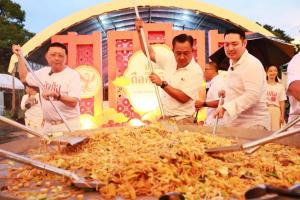 ประเพณีถือศีลกินผักพังงาคึกคัก ผัดหมี่มงคลกระทะยักษ์ เปิดงานอิ่มบุญ 9 บาท กินอาหารเจไม่อั้น 88 ซุ้ม