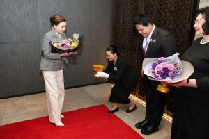 พระราชินี เสด็จฯ ถึงเมืองซับโปโร เอกอัคราชทูต พร้อมผู้ช่วยทูตฝ่ายทหาร รองประธานสหพันธ์ฮอกกี้น้ำแข็งแห่งญี่ปุ่น เฝ้าฯ รับเสด็จ