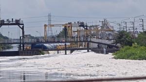 ปทุมฯ สั่งน้ำหมัก 5,000 ลิตร เร่งแก้ไขน้ำเสียคลองรังสิต หลังพบกลิ่นเหม็นคลุ้งทั้งสาย