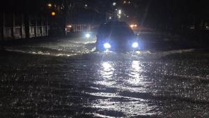 ฝนถล่มศรีราชา 2 ชั่วโมง น้ำท่วมหน้าเกาะลอย-ถนนเก้ากิโล น้ำทะเลหนุนระบายช้า จยย.ลุยน้ำลำบาก
