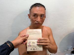 ตม.ภูเก็ตบุกรวบหนุ่มจีน Overstay 1,793 วัน ซ่อนตัวบ้านเช่ากลางป่าลึก พบหมายจับจีนคดีเจ้าของคาสิโน