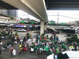 ตร.นครบาล คุมเข้มม็อบต้าน World Bank-IMF ยื้อแย่งป้ายผ้าบนสะพานลอยแยกพระราม 4
