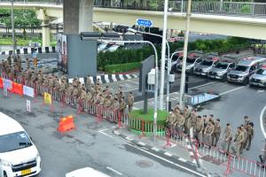ตร.ยันคุมม็อบแยกพระราม 4 ตามกรอบกฎหมาย ย้ำไม่ใช้ความรุนแรง เผยยังไม่มีการดำเนินคดี