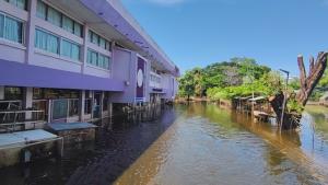 ปราจีนบุรีอ่วม! น้ำท่วมวิทยาลัยเทคนิคเสียหายกว่า 170 ล้าน เครื่องจักร-คอมพ์พังอื้อ หวั่นเด็กสะดุดยาว 1 เทอม