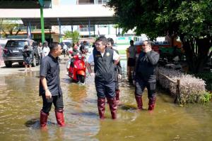 กรมชลฯ ส่งความช่วยเหลือถึงชาวหนองจอก มอบถุงยังชีพผ่านผู้นำชุมชน เร่งจัดการน้ำ บรรเทาความเดือดร้อน
