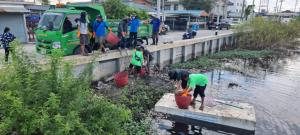 คลองปทุมฯเน่าพบปลาตายยาวกว่า 3 กิโลเมตร เร่งเก็บซาก คาดหนัก 20 ตัน