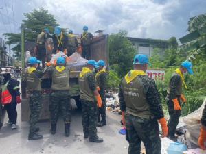ทหารส่งกำลังพล “จิตอาสา” ช่วยขนขยะ-ฟื้นฟูบ้านเรือนหลังสถานการณ์น้ำลด ย่านบางกะปิ
